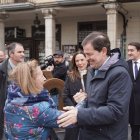 Alfonso Fernández Mañueco saluda a una simpatizante