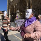 Las 35 Revuelta de Mujeres en la Iglesia reclaman igualdad con una dramatización simbólica en la plaza de la catedral de León.