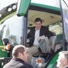 Mañueco se sube a un tractor en Segovia