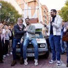 Carlos Martínez posa junto al papamovil en Valladolid