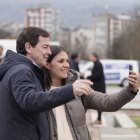 Alfonso Fernández mañueco se toma una imagen en Ponferrada