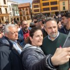 El líder de Vox, Santiago Abascal, visita Almazán acompañado del candidato a la Junta, Carlos Pollán.