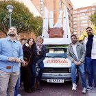PATRICIA GÓMEZ URBÁN Y CARLOS MARTÍNEZ, CON EL PAPAMÓVIL-ICAL
