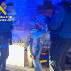 Agentes de la Guardia Civil junto al menor
