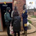 La Guardia Civil durante el momento de la detención al ganadero