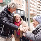El candidato a la Presidencia de la Junta, Carlos Martínez, saluda a unas militantes durante su visita Palencia