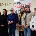 Los candidatos de  Soria ¡Ya! atienden a los medios minutos antes de comenzar su acto de campaña.