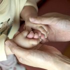 Una madre cuida de su hijo.