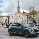 Un vehículo circula por Plaza Vega, en la capital burgalesa, en las proximidades de la Zona de Bajas Emisiones
