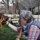 El candidato a la Presidencia de la Junta, Carlos Martínez, visita el criadero de mastines de El Filandón en Villablino (León).