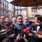 Santiago Abascal, en la atención a los medios en Miranda de Ebro.