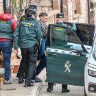 El hombre tras ser detenido por los GRS en la casa del pueblo de Burgos donde estaba atrincherado.