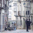 Agentes de la Policía Nacional, en la calle de la Fuente de Miranda horas después del suceso.