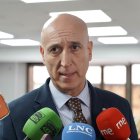 José Antonio Diez atiende a los medios este lunes en León