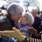 Carlos Martínez celebra con militantes el resultado electoral.
