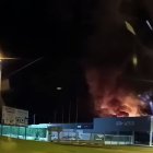 La Guardia Civil ha abierto una investigación con el objetivo de esclarecer las causas del incendio declarado en la madrugada de este miércoles en una nave industrial de La Bañeza.<br /><br />Fuente: E.M.