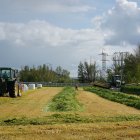 Un agricultor realiza labores de siega de alfalfa en tierra de campos.