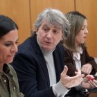 Nuria Rubio y Carlos Martínez durante una reunión con colectivos feministas de Castilla y León