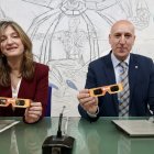 La rectora de la Universidad de León, Nuria González, y el alcalde de León, José Antonio Diez, en la presentación de la actividad para la visualización del eclipse de agosto