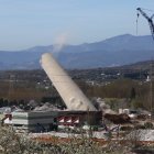 Voladura de la chimenea de la central térmica de Compostilla II que quedó en pie el pasado mes de febrero en Cubillos del Sil (León).