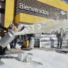 Concentración del sector vacuno de leche en el aparcamiento de un hipermercado bajo el lema ‘Contra los abusos de la industria láctea’.