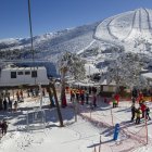Varias personas disfrutan de la nieve en la estación de esquí de Puerto de Navacerrada en una imagen de archivo