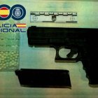 Arma intervenida, que resultó ser simulada.