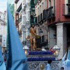 Un paso de la Semana Santa avanza entre cofrades y fieles en pleno centro de Valladolid, una de las celebraciones más emblemáticas de Castilla y León