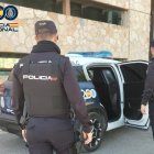 Dos agentes de la Policía Nacional, de espaldas.