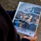Las holy cards se intercambian y coleccionan como cromos, pero mantienen su esencia ligada a la Semana Santa
