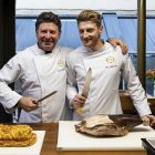 Javier Simal, propietario del establecimiento, junto a Mario García, responsable de esta tienda ubicada en el centro de la capital del Pisuerga.