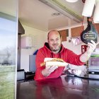 Javier ofrece un contundente bocadillo de Torrezno sed Soria y un trago de vino local con su bota personalizada a bordo de Divino Torrezno, el ‘food truck’ que presume de la provincia.