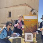 Juan Antonio Fernández, su mujer Martine Pujo y sus dos hijas, Beatriz e Isabel, a la sombra del torreón en la bodega de Toro