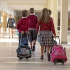 Niños y niñas en el primer día de vuelta a un colegio de Valladolid, en una imagen de archivo