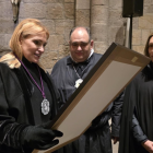 Ainhoa Arteta, junto a los responsables de la cofradía, en un acto celebrado esta Semana Santa en la ciudad de Zamora.