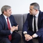 El consejero en funciones de Movilidad y Transformación Digital, José Luis Sanz Merino, al consejero de Vivienda Transporte e Infraestructura de la Comunidad de Madrid, Jorge Rodrigo
