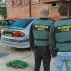 Agentes de la Guardia Civil durante la detención por el robo de cobre