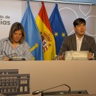 El consejero de Ciencia, Industria y Empleo, Borja Sánchez y la vicepresidenta del Principado de Asturias, Gimena Llamedo en rueda de prensa en la sede de Presidencia.