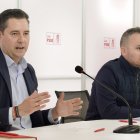 El secretario de Organización del PSOE de Castilla y León, Daniel de la Rosa, y el de León, Daniel San José, comparecen tras una reunión de trabajo.