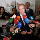 José Antonio Diez atiende a los medios antes de la firma del convenio del transporte metropolitano con la Junta.