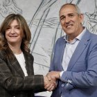 El presidente de Servicios Funerarios de León Serfunle, Vicente Canuria, y la rectora de la Universidad de León, Nuria González, firman un convenio de colaboración