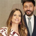 Nuria Rubio en los pasillos de las Cortes con otros miembros del grupo socialista.