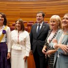 Mercedes Cófreces, con la banda en homenaje a la mujer palentina, junto a Rosa Esteban, Alfonso Fernández Mañueco, Leticia García y Rocío Lucas.