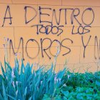 Pintadas en la sede del PSOE de Salamanca por la regularización de inmigrantes