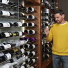 Fructuoso cata un vino ante la cava climatizada