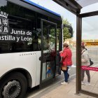 Pasajeros subiendo a un bus del servicio Buscyl, en una imagen de archivo.