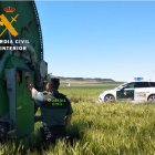 Un guardia civil investiga el robo de gasoil en una explotación agrícola.