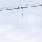 Protesta de lo trabajadores subidos a una grúa en Burgos.