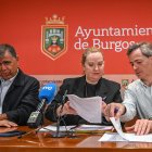 La alcaldesa de Burgos, Cristina Ayala, acompañada del vicealcalde, Álvaro Manso, y del concejal de autobuses, César Barriada.