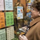 Una mujer consulta las ofertas de viajes organizadas por el Imserso.